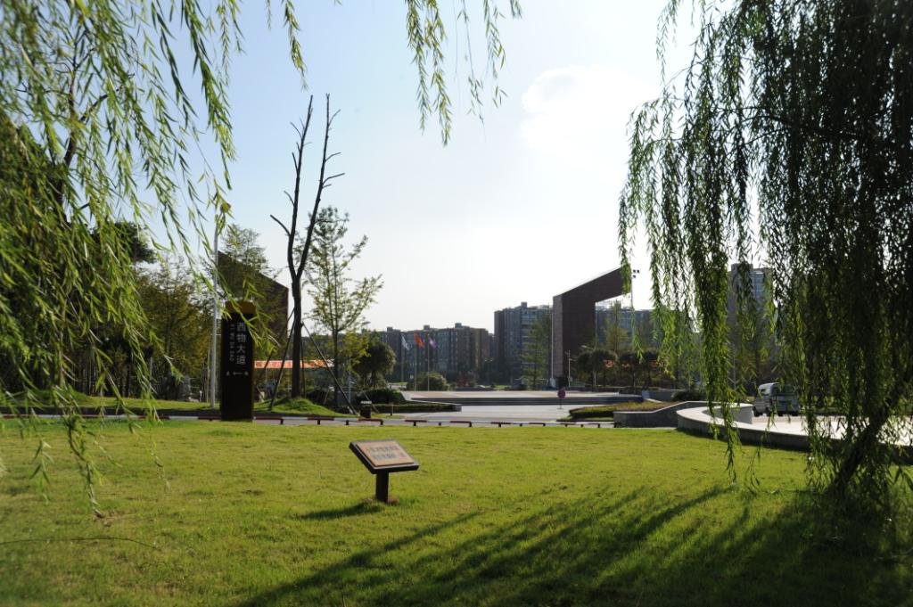 ​校(xiào)園風(fēng)光(guāng)