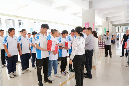 1742267328122851.jpg 1716512049307011610.jpg