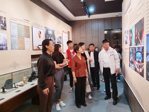 1742267442140335.jpg 1716452623823081103.jpg