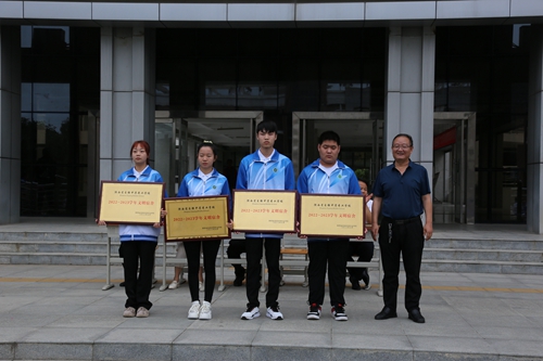 1742802845162222.jpg 1698376834903071807.jpg