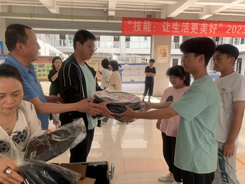 1742805061148722.jpg 1687915900503031464.jpg