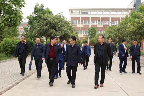 1742807202159448.jpg 1682905994879093128.jpg