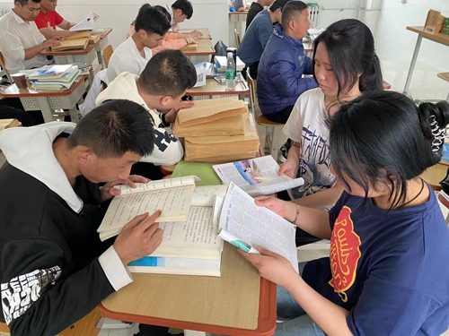 1742807396213644.jpg 1682056130789035423.jpg