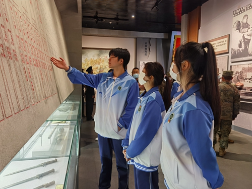 1742808058925170.jpg 1680225883439034359.jpg